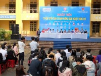 Học sinh tham gia ngày hội tư vấn tuyển sinh tại Trường THPT Trần Cao Vân. Ảnh: M.L