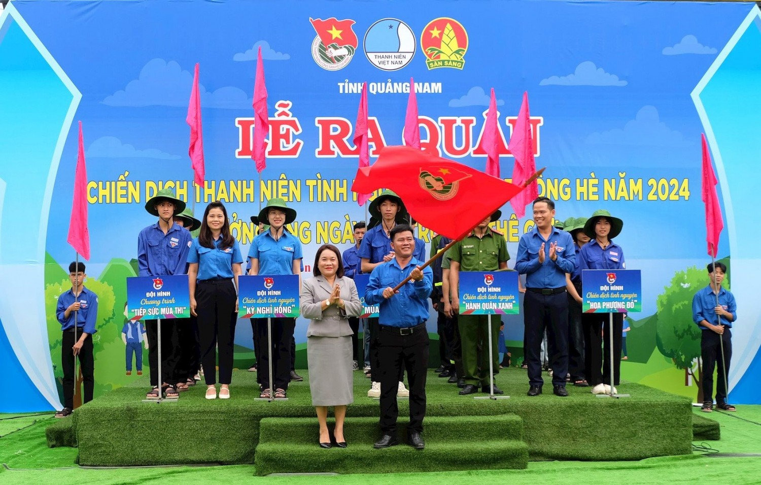 Trưởng ban Dân vận Tỉnh ủy Huỳnh Thị Thùy Dung trao cờ khởi động chiến dịch Thanh niên tình nguyện hè 2024. Ảnh: M.L